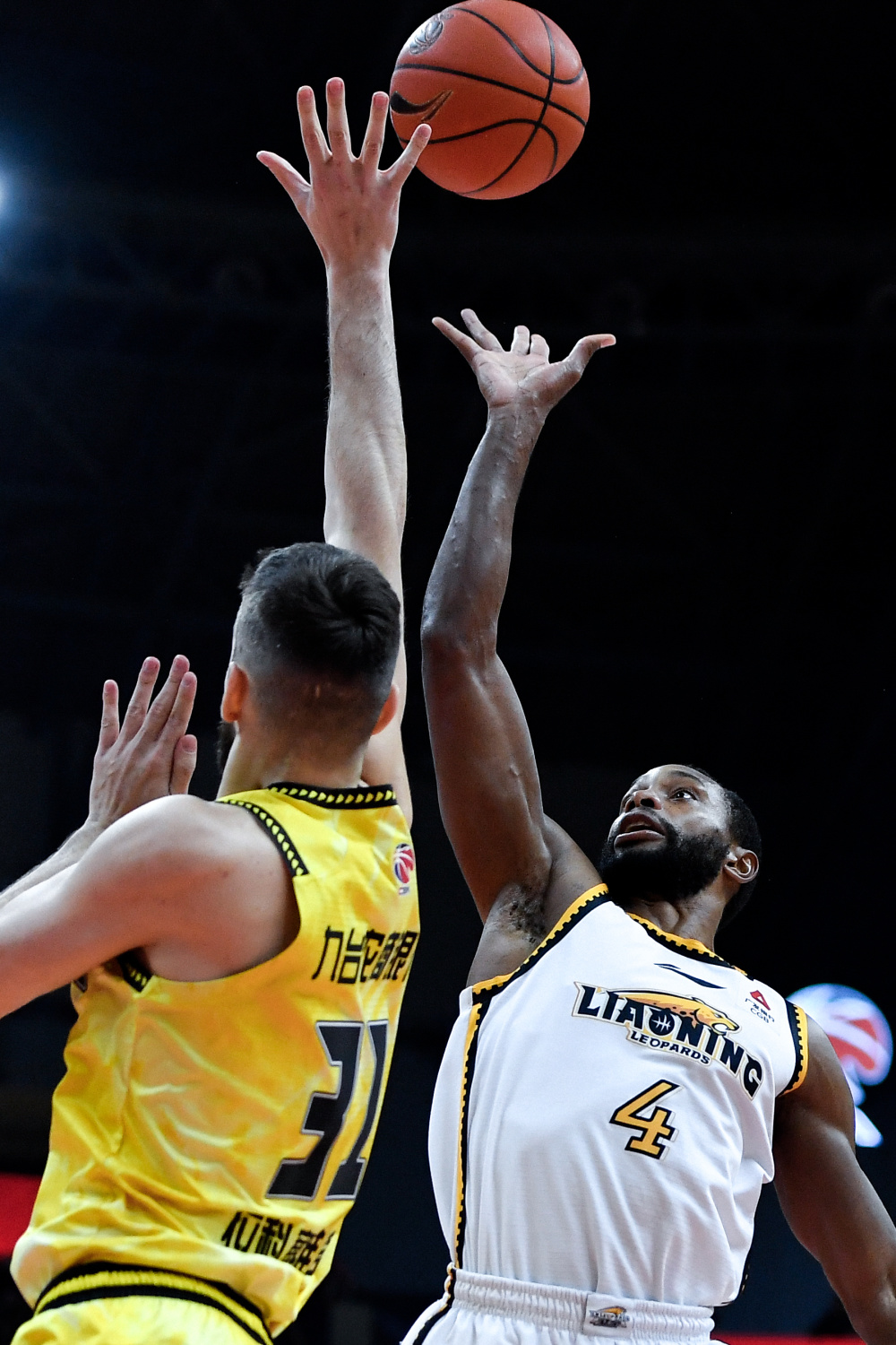 包含赛前体能课后；里尔门线救险备战CBA常规赛；态度坚定；心理建设被强调的词条