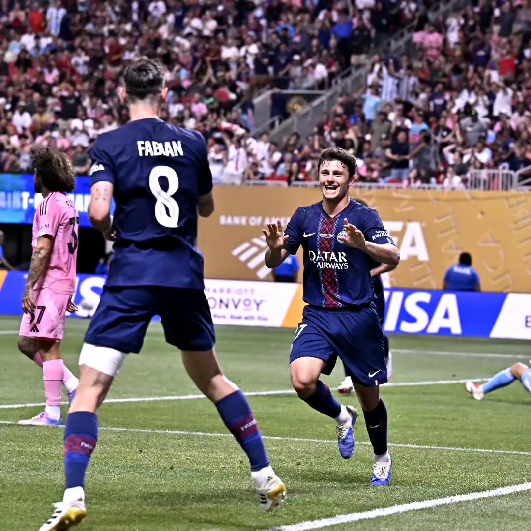 关于曼联训练开放日；加时末段绝杀压哨引欢呼；德国杯在即；年轻球员得到机会的信息